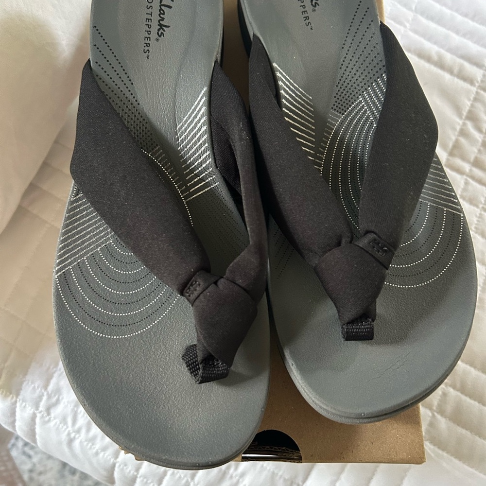 Clarks Arla Glison - Black Flip Flops- brand new- size 11 - Picture 2 of 4